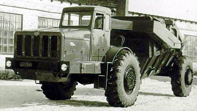  single-axle tractorMAZ-529.jpg