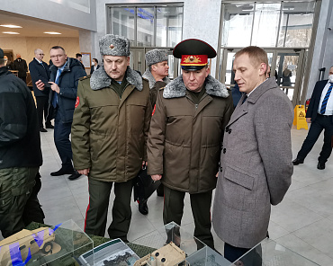 Фота па тэме «‎Тактычны аўтамабіль МЗКТ-550130 з правым размяшчэннем рулявога кола» №1
