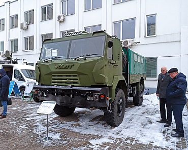 Фота па тэме «‎Тактычны аўтамабіль МЗКТ-550130 з правым размяшчэннем рулявога кола» №2